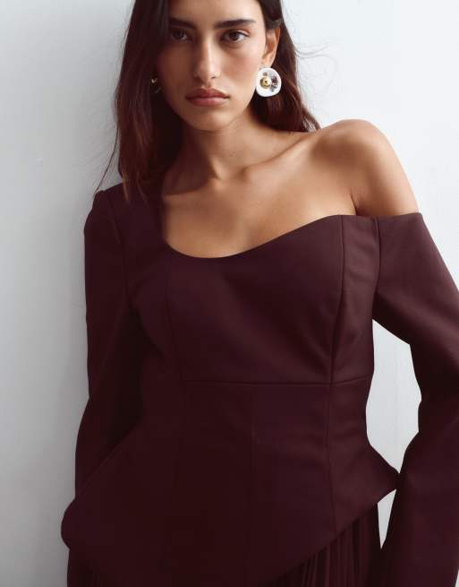 ARRANGE - vestido maxi con escote ondulado estructurado y falda plisada en chocolate, 4 de 4