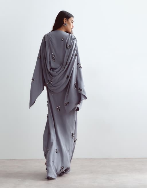ARRANGE - vestido maxi drapeado de manga larga con adornos de cristal en azul empolvado, 3 de 4