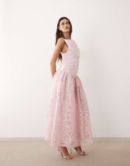 ARRANGE - Vestito lungo rosa ricamato con vita scesa e scollatura sulla schiena, 2 di 4