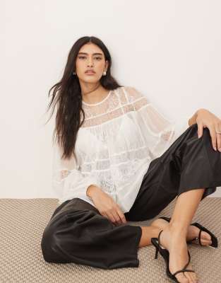 ARRANGE - Weißes Top mit Blousonärmeln, Kordelzug-Detail und Spitzendetail