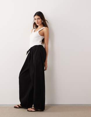 НАДЕНЬТЕ брюки Willa с эластичным поясом и завязками из стираного черного цвета black