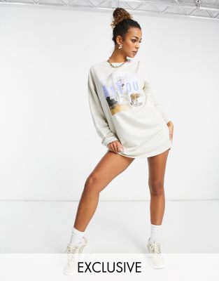 AS YOU – Sandfärgad, grafisk sweatshirtklänning i oversize-modell