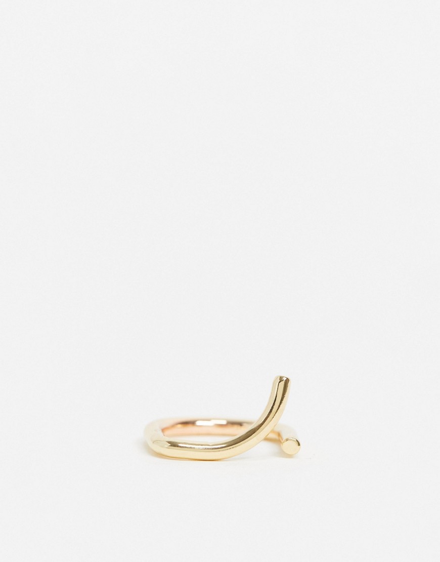 Ashiana – Guldfärgad ring med abstrakt form
