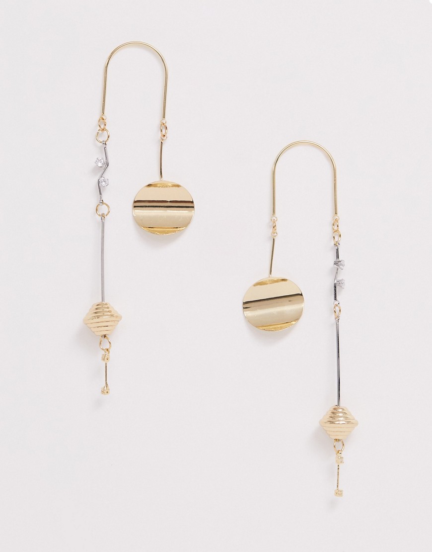 Ashiana – Guldfärgade hängande örhängen med abstrakt design