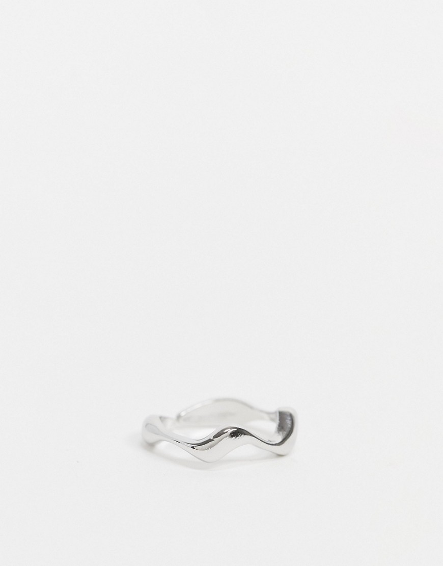 Ashiana – Silverfärgad ring med abstrakt form