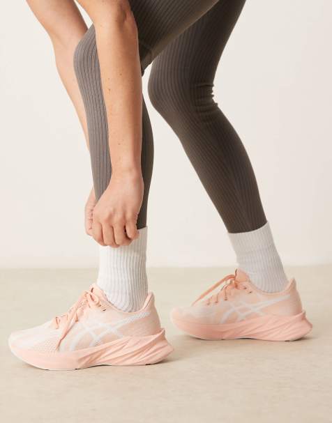 Asics - Dynablast 5 - Hardloopsneakers in roze en wit - view 1