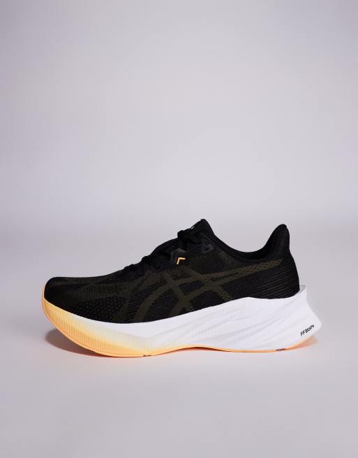 Asics – Dynablast 5 – Svarta och blekorange löparskor, 2 av 5