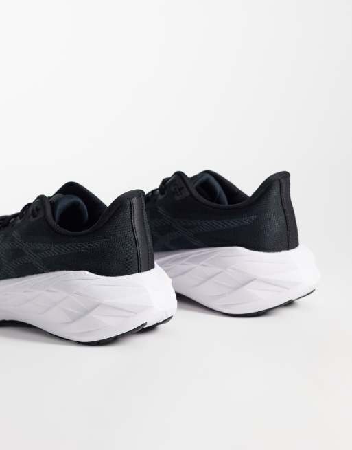 Asics Dynablast 6 løbesneakers i sort og hvid, 2 af 5