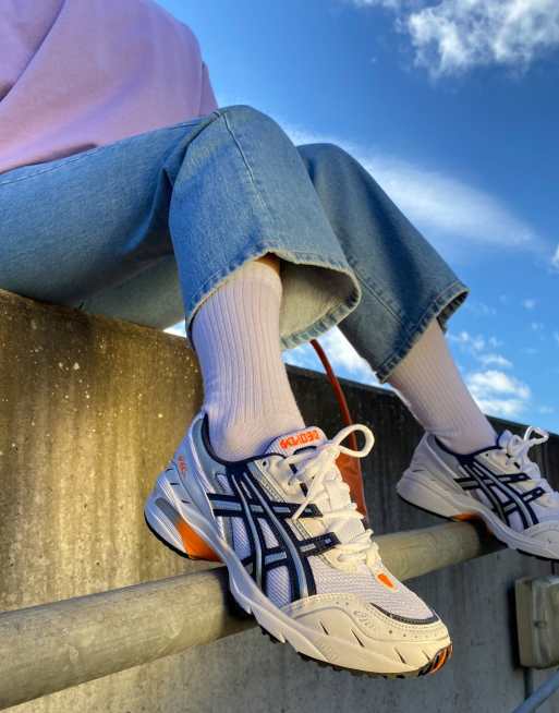 Asics Gel-1090 – Vita, svarta och guldfärgade träningsskor , 2 av 4