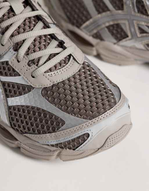 ASICS - Gel-Cumulus 16 en marrón polvo y plateado, 3 de 5