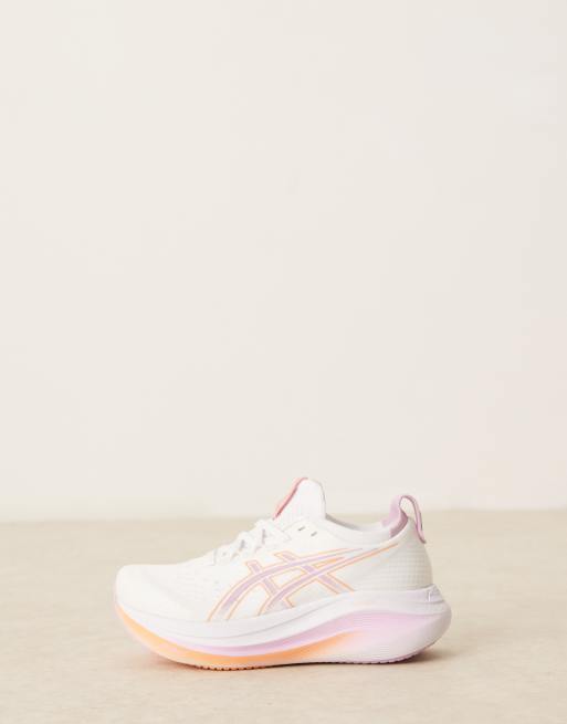 Asics - Gel-Nimbus 27 - Hardloopsneakers in wit en lichtroze | ASOS