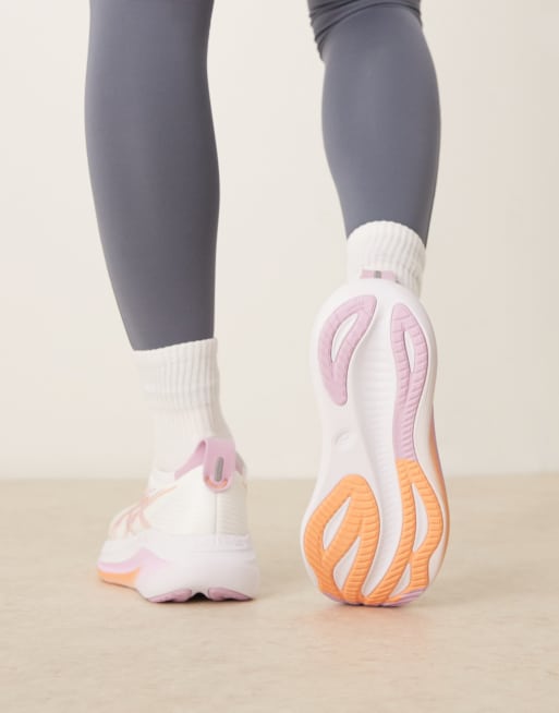 Asics - Gel-Nimbus 27 - Hvide løbesneakers med lyserøde detaljer, 4 af 5