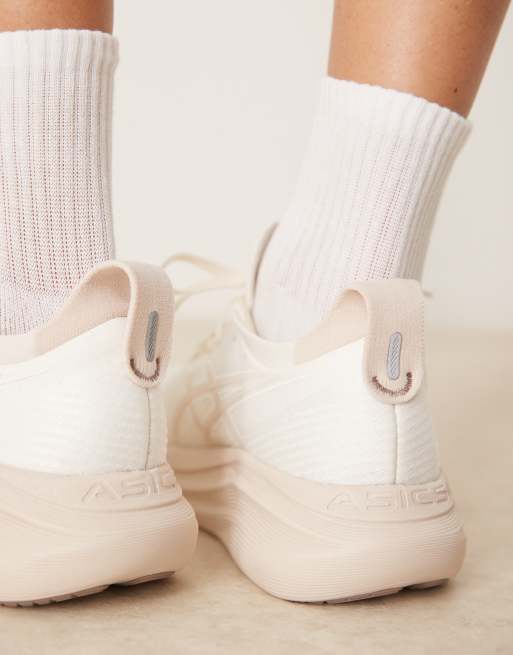 Asics Gel-Nimbus 27 running trainers in cream and mineral beige, 3 of 5
