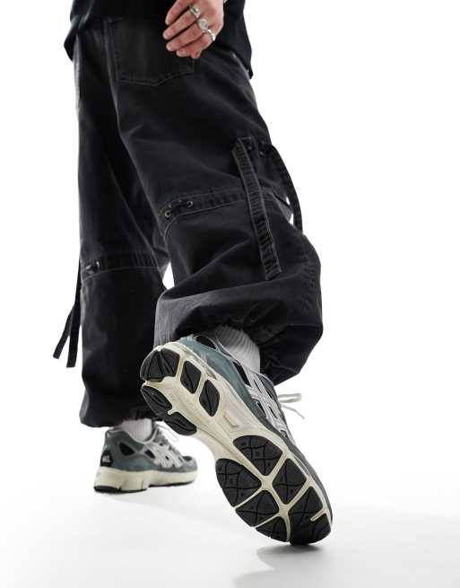 Asics – Gel-NYC – Unisex-Sneaker in Schwarz und Zementgrau, 3 von 5