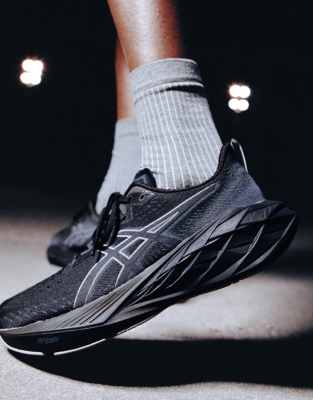 Asics Asics Novablast 4 running trainers in black and graphite grey