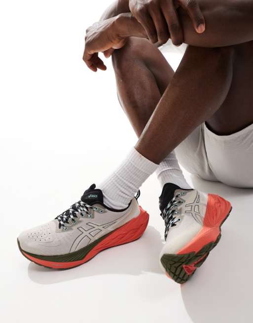 Asics – Novablast 4 TR – Beżowo-czerwone buty do biegania w terenie