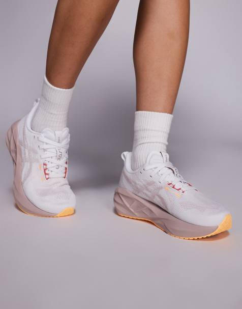 Asics - Novablast 5 - Hvide og støvet lyserøde løbesneakers - view 1