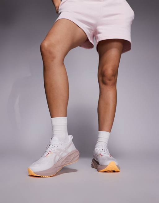 Asics - Novablast 5 - Hvide og støvet lyserøde løbesneakers, 5 af 5