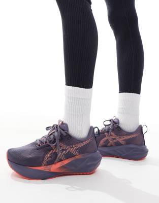 Asics - Novablast 5 - Lauf-Sneaker in gräulichem Lila und der Farbe Korallenriff-Grau