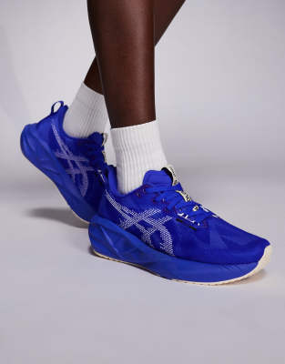 Asics - Novablast 5 - Laufschuhe in Cobalt Burst und Weiß-Rot