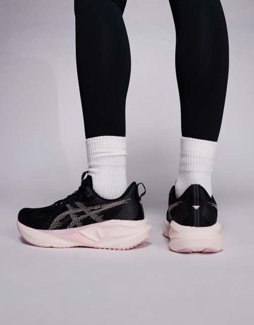Asics – Novablast 5 – Laufschuhe in Schwarz und Perlenrosa, 4 von 5