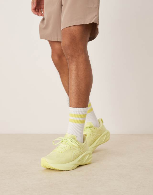 Asics Novablast 5 Lite-Show running trainers in lite-show and