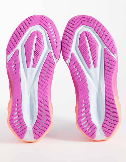 Asics – Novablast 5 Sunny Sizzle – Lauf-Sneaker in Himmelblau und Pink, 4 von 5