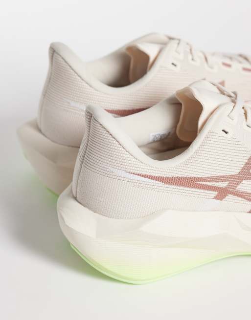ASICS Novablast 6 hardloopsneakers in roze en geel, 3 van 5