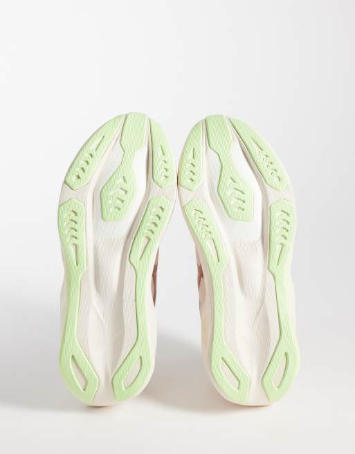ASICS Novablast 6 hardloopsneakers in roze en geel, 5 van 5