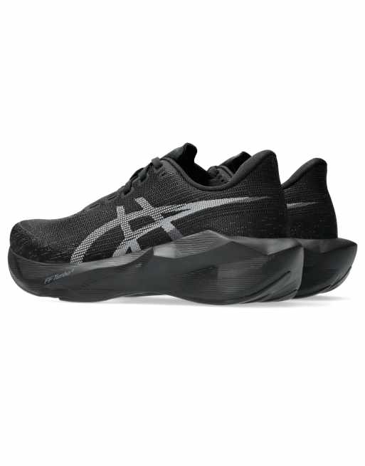 ASICS Novablast 6 løbesneakers i triple black, 3 af 4