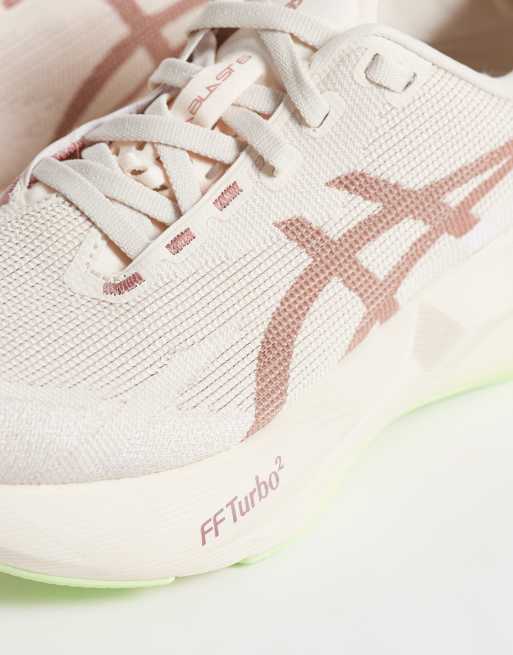 Asics Novablast 6 zapatillas de running en rosa y amarillo, 4 de 5