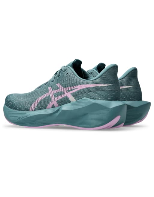 Asics Novablast 6 - zapatillas de running en verde azulado y lila difuso, 3 de 4