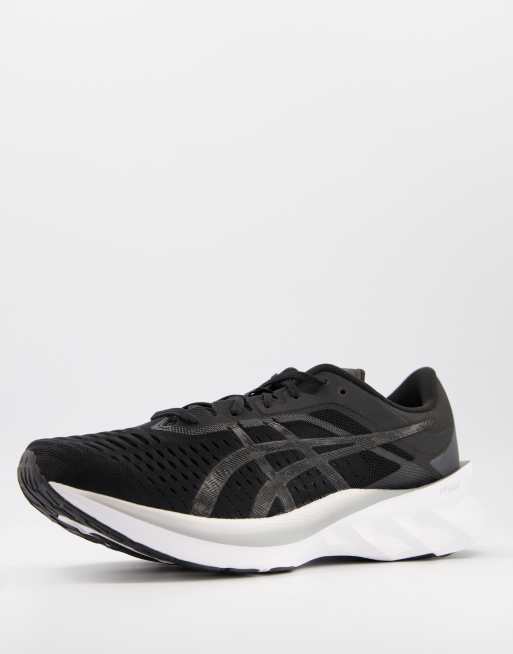 Asics – Novablast – Lauf-Sneaker in Schwarz und Weiß