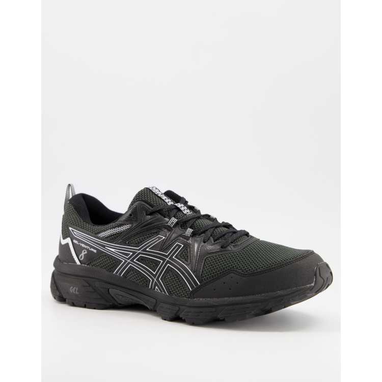 Asics blanche deals avec tache noir