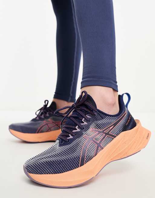 Asics – Running Novablast 3 LE – Lila och orange, grova träningsskor med kontrastsula