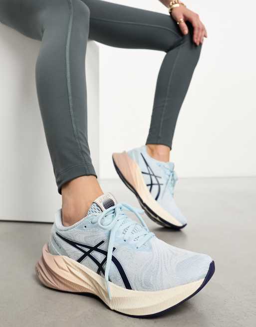 Asics Running – Novablast 3 Nagino – Ljusblå, grova träningsskor med kontrastfärgad sula