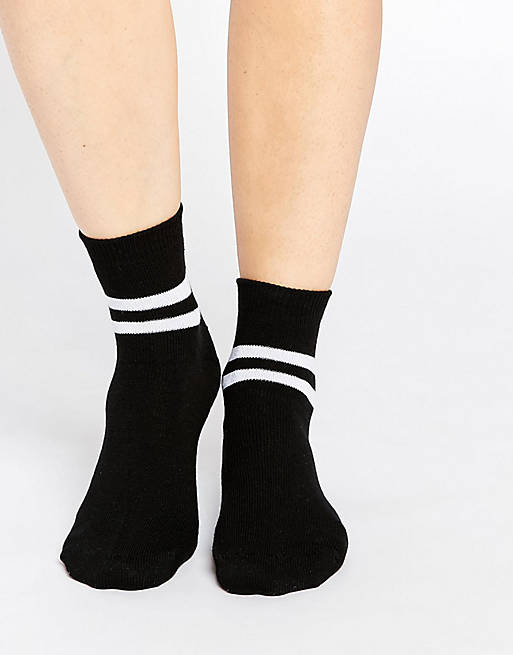 Короткие черные носки. Носки в полоску. Носки черные с полосками. Белые носки с черными полосками. Носки с двумя черными полосками.