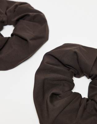 ASOS 4505 - 2er-Pack weiche Yoga-Scrunchies für die Haare in Zartbitter-Braun