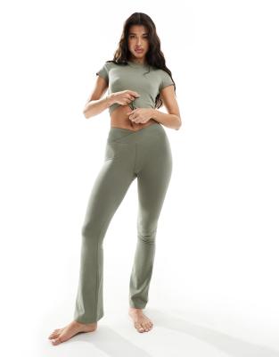 ASOS 4505 - Ausgestellte Slim Fit Leggings in Olivgrün aus weichem Stoff mit Wickelbund