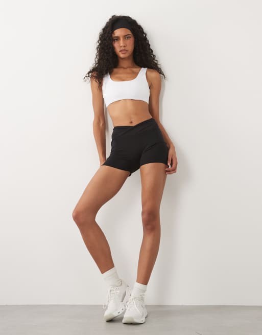 ASOS 4505 bløde shorts med slå om-talje i sort, 2 af 5