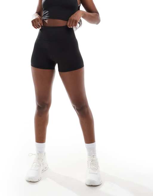 ASOS 4505 - Bootyshort van 8 cm met hoge taille in hoogglanzend zwart, 4 van 5