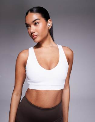 ASOS 4505 - Brassière de sport maintien intermédiaire à dos nageur - Blanc