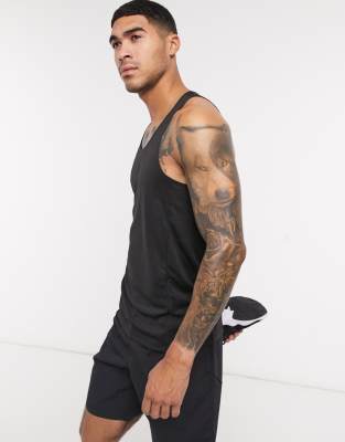 ASOS 4505 - Canotta da allenamento nera ad asciugatura rapida con logo e dorso a vogatore 