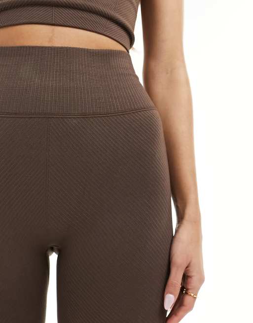 ASOS 4505 – Ciemnobrązowe bezszwowe legginsy modelujące z prążkowanego diagonalu, 4 z 5