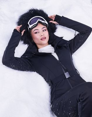 ASOS 4505 - Combinaison de ski évasée avec ceinture et capuche en fausse fourrure