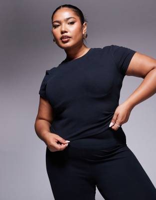 ASOS 4505 Curve - Icon - Knapp geschnittenes T-Shirt aus weichem Material in Schwarz