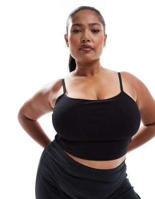 ASOS 4505 Curve - Icon - Nahtloses, geripptes Yoga-Trägertop in Schwarz mit integriertem BH