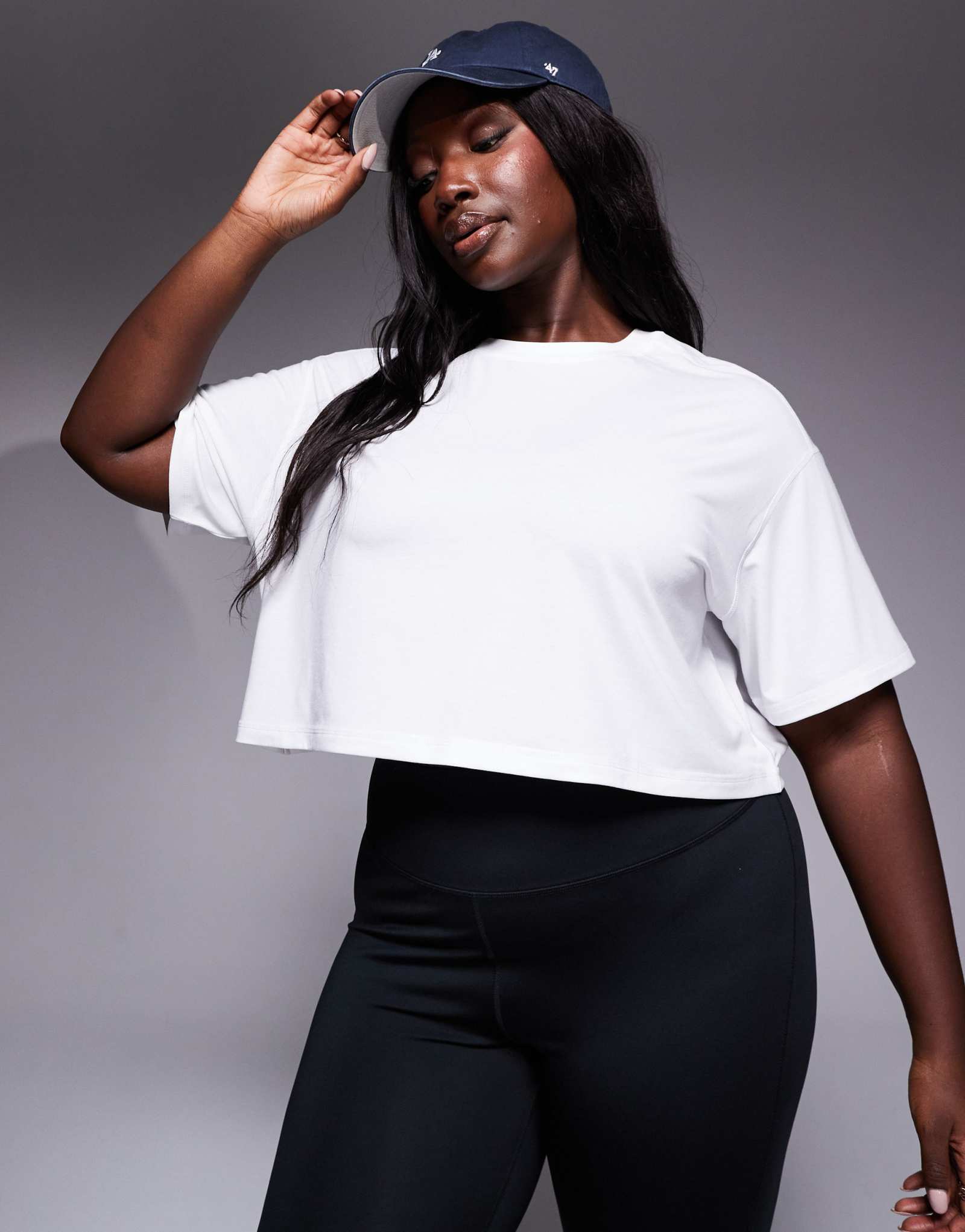 Укороченная футболка свободного кроя ASOS 4505 Curve Icon quick dry performance белого цвета