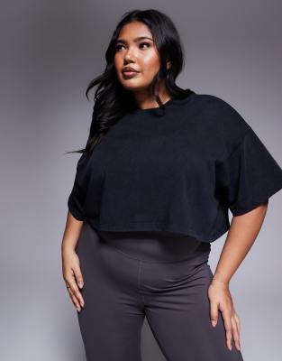 ASOS 4505 Curve - Icon - Schweres Cropped T-Shirt aus Baumwolle in verwaschenem Schwarz mit schnelltrocknendem Finish