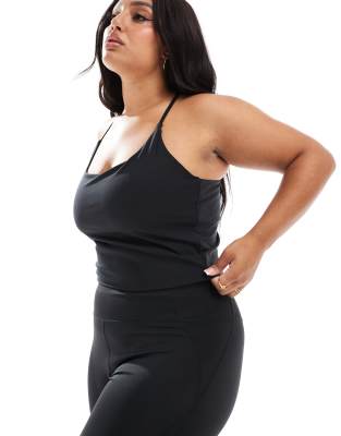 ASOS 4505 Curve - Icon - Weiches Yoga-Trägertop in Schwarz mit integriertem BH